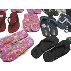 49 paires de chaussures et tongs