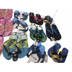 49 paires de chaussures et tongs