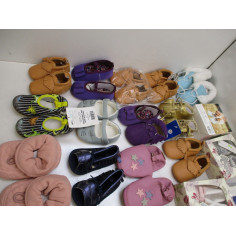 30 Paires de chaussures enfant