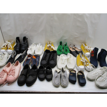 21 Paires de chaussures