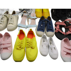 27 Paires de chaussures