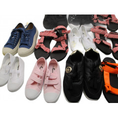 27 Paires de chaussures