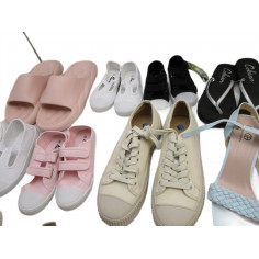 27 Paires de chaussures