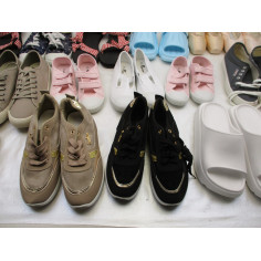 27 Paires de chaussures