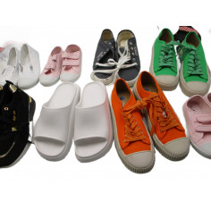 27 Paires de chaussures