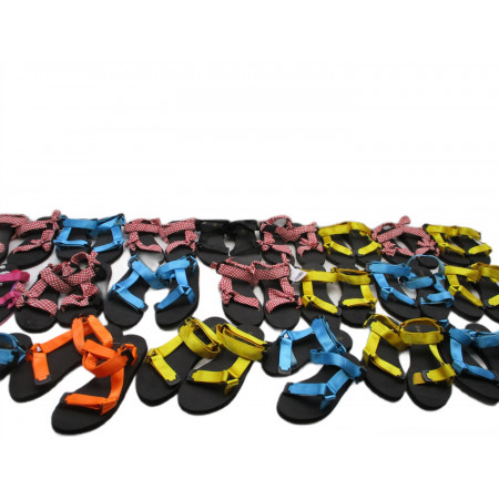 23 Paires de chaussures