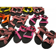 23 Paires de chaussures