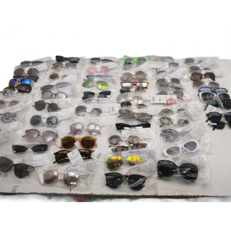 65 Paires de lunettes de soleil
