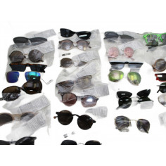 65 Paires de lunettes de soleil