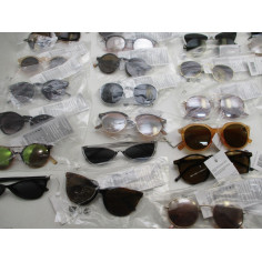 65 Paires de lunettes de soleil