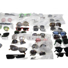 65 Paires de lunettes de soleil