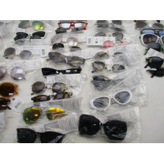 65 Paires de lunettes de soleil