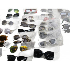 65 Paires de lunettes de soleil