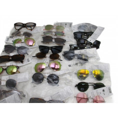 37 Paires de lunettes soleil