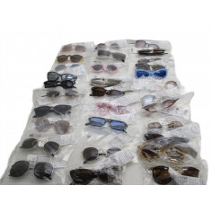 31 Paires de lunettes soleil