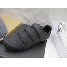 20 Paires de chaussures avec boites a 5€