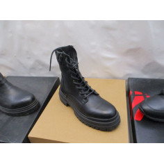 20 Paires de chaussures avec boites a 5€