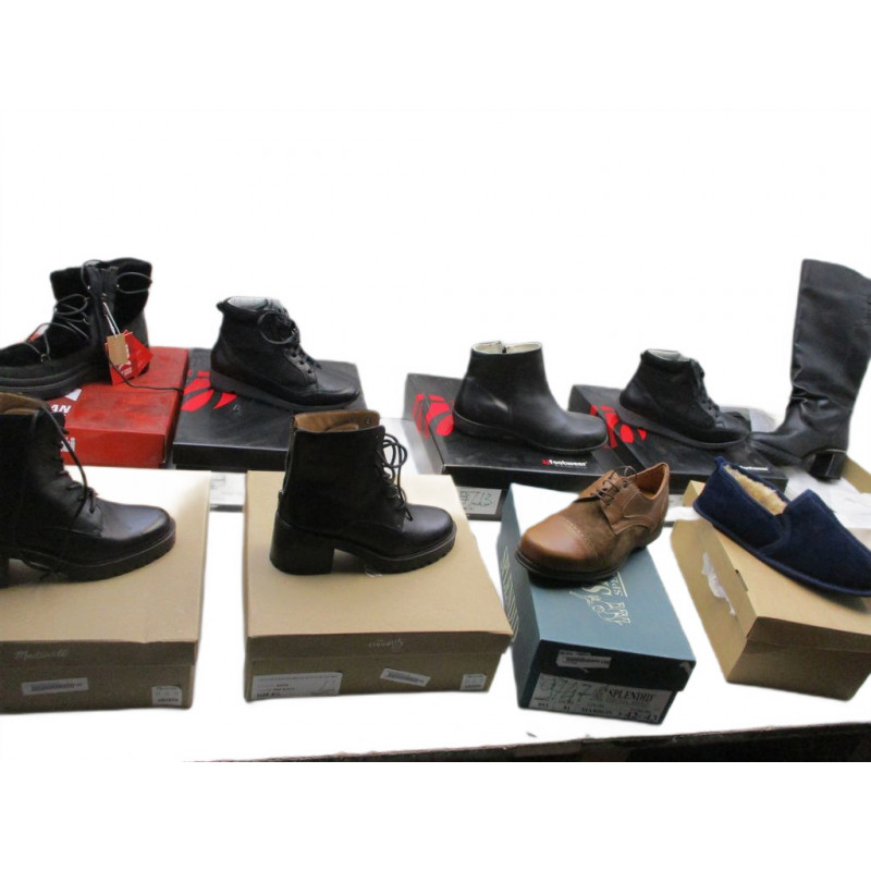 20 Paires de chaussures avec boites a 5€