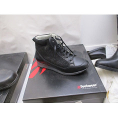 20 Paires de chaussures avec boites a 5€