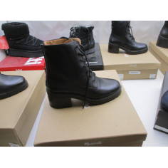 20 Paires de chaussures avec boites a 5€