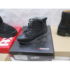 20 Paires de chaussures avec boites a 5€